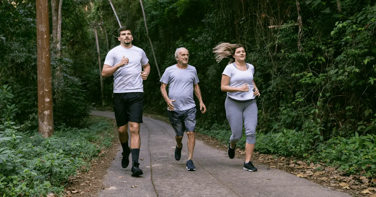 Mais energia e equilíbrio com Ashwagandha Naturallis Pessoas praticando corrida ao ar livre representando os efeitos da ashwagandha no aumento de energia, disposição e bem-estar físico.