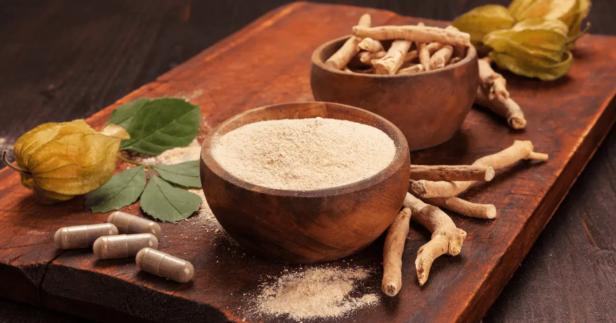 Ashwagandha: raiz, pó e cápsulas do adaptógeno natural para equilíbrio e vitalidade Raiz, pó e cápsulas de ashwagandha dispostos sobre uma tábua de madeira, representando o uso do adaptógeno natural para reduzir o estresse e aumentar a energia.