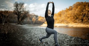 Mulher praticando exercícios físicos ao ar livre, simbolizando a importância da atividade física para combater a retenção de líquidos naturalmente.
